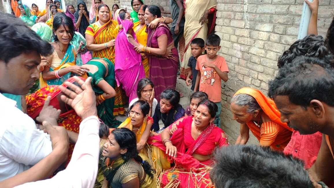 किसान का शव घर पहुंचते ही परिजनों में मचा चीत्कार, रात आठ बजे एनएच 531 पर सड़क हादसे में किसान की गयी थी जान