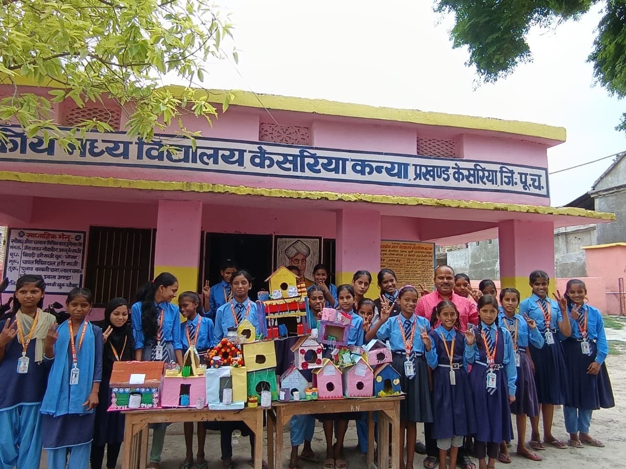 Motihari: पक्षियों के लिए बच्चों ने लगाए प्याऊ, दाना पात्र और घोंसले