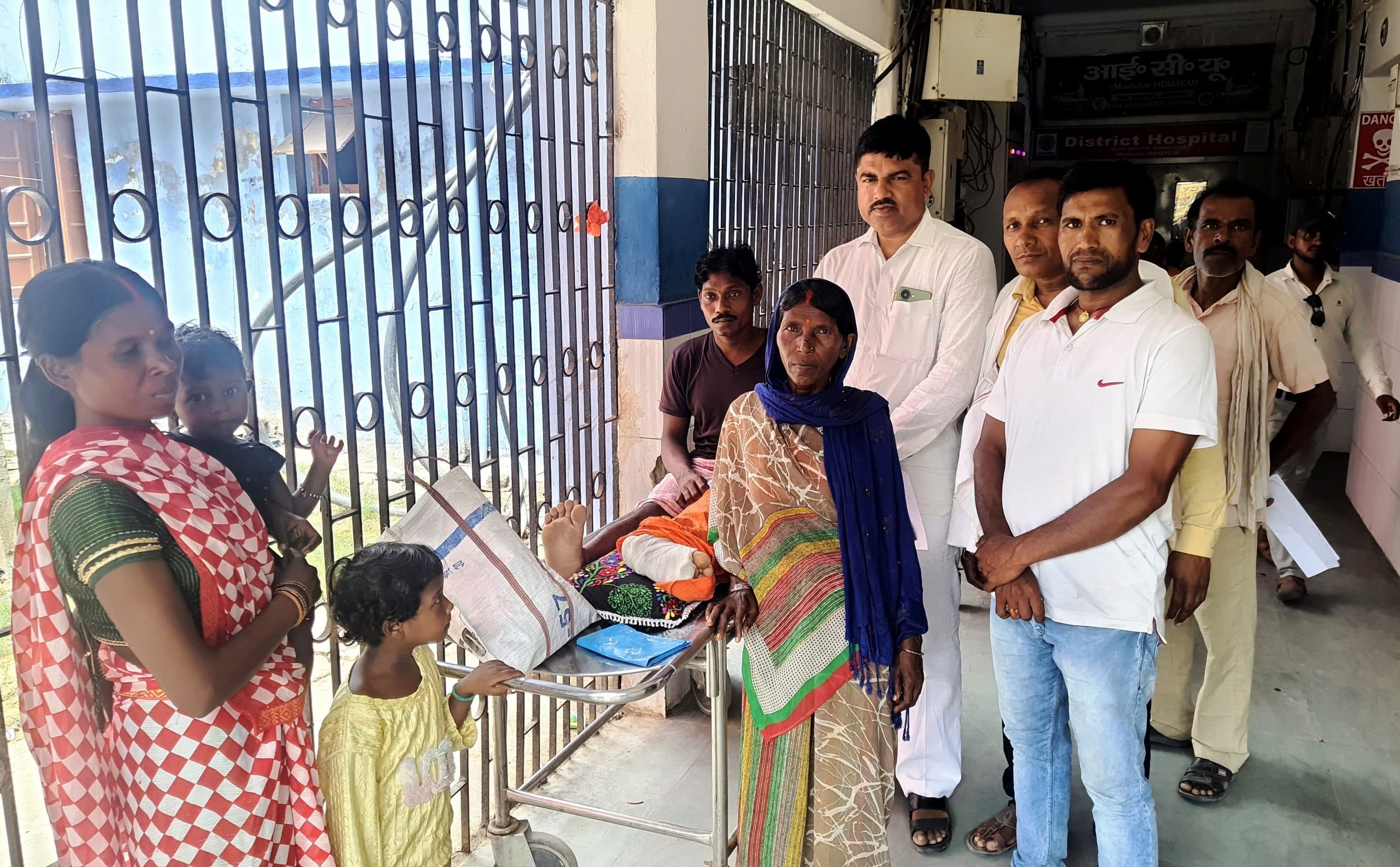 पिकअप की टक्कर से बाइक सवार मजदूर घायल