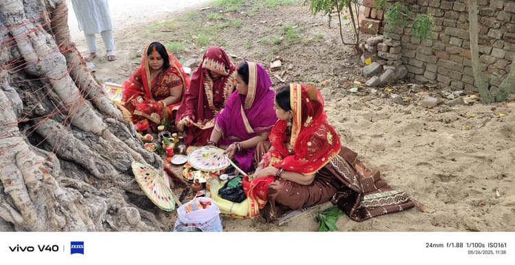 सुहाग की लंबी उम्र के लिए रखा व्रत
