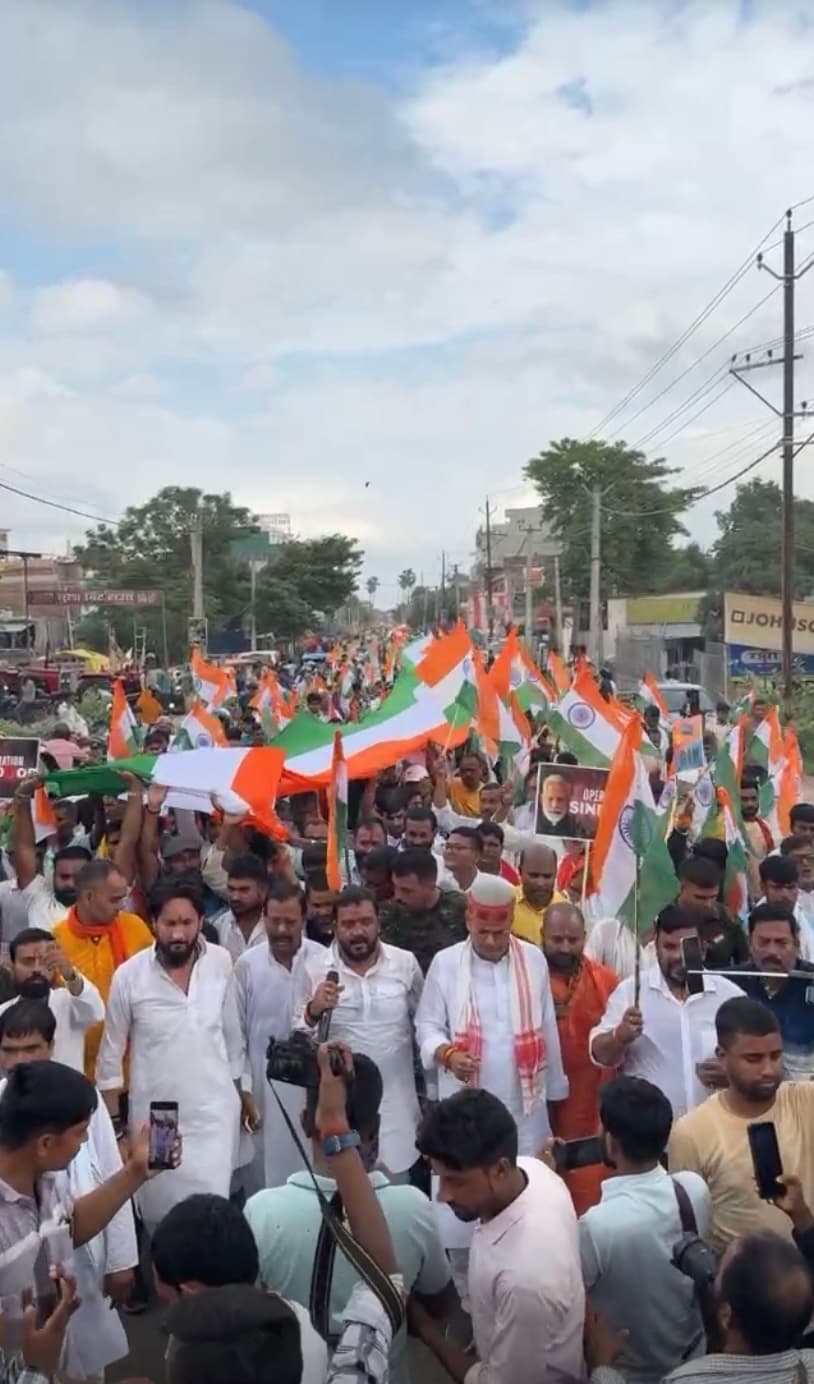 Motihari: वीर सैनिकों के सम्मान में ढाका में निकाली गयी तिरंगा यात्रा