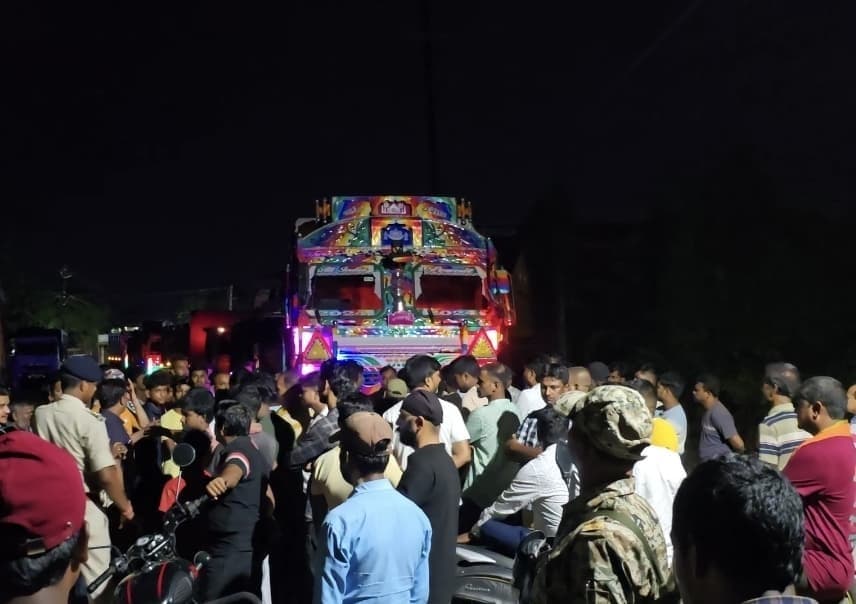 ट्रक की चपेट में आने से बाइक सवार घायल, आक्रोश में रोड जाम