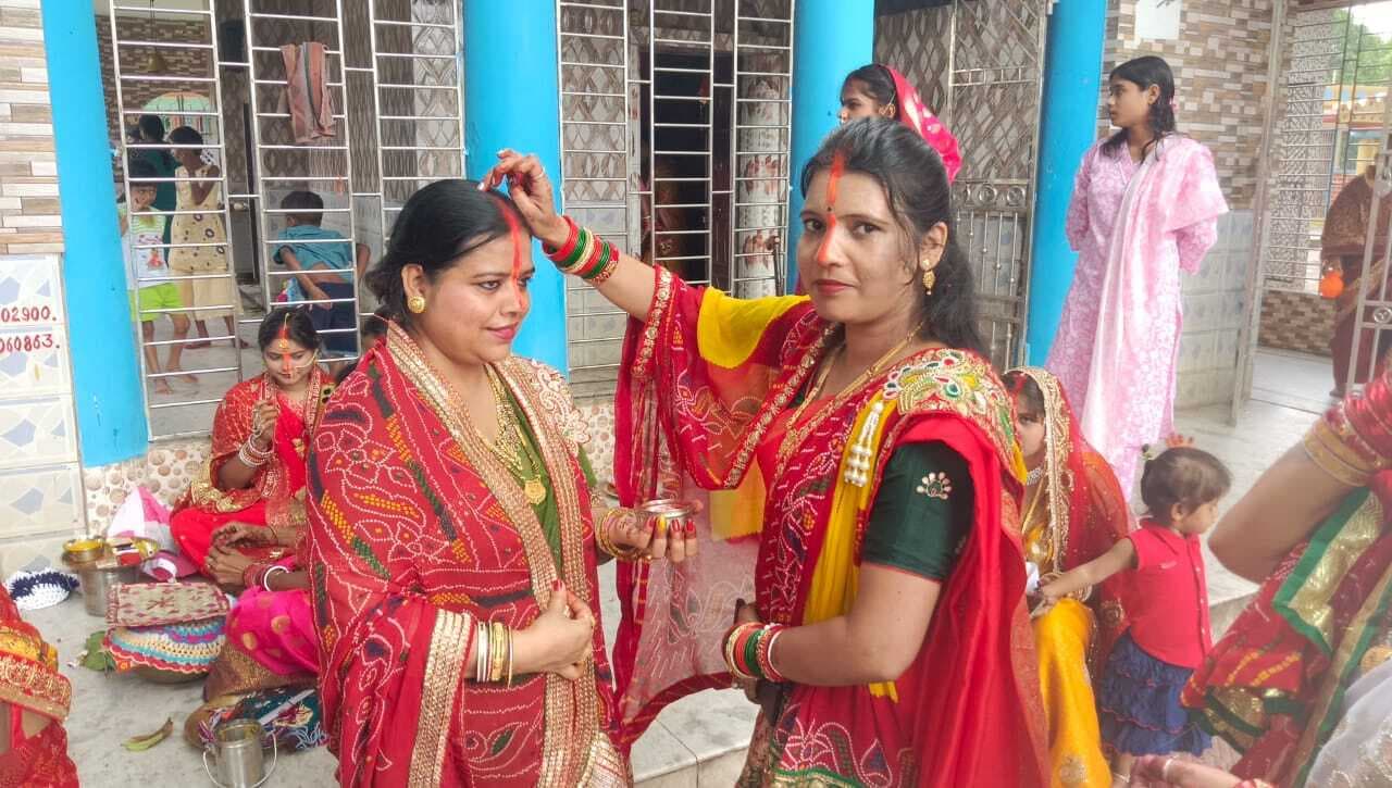 महेशपुर: वट वृक्षों के पास पूजा को लेकर लगी रही भीड़