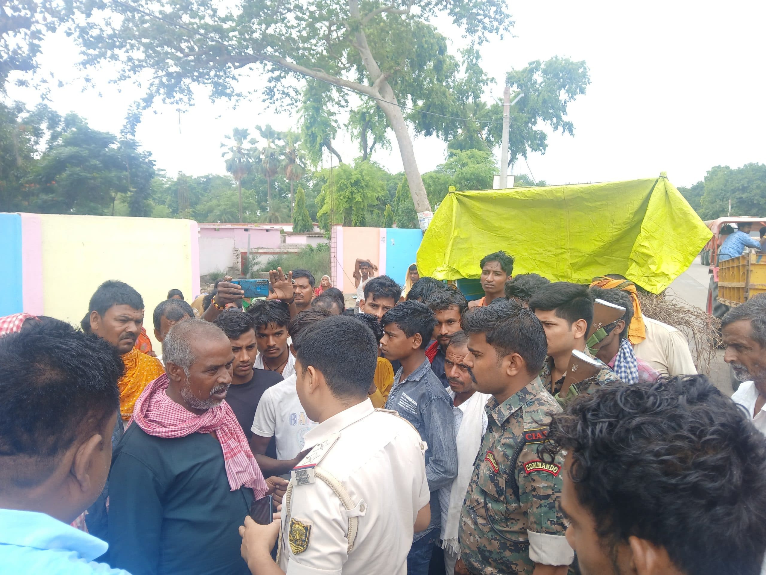 Samastipur News:मदुदाबाद में युवक का लोहे के एंगल से लटका मिला शव