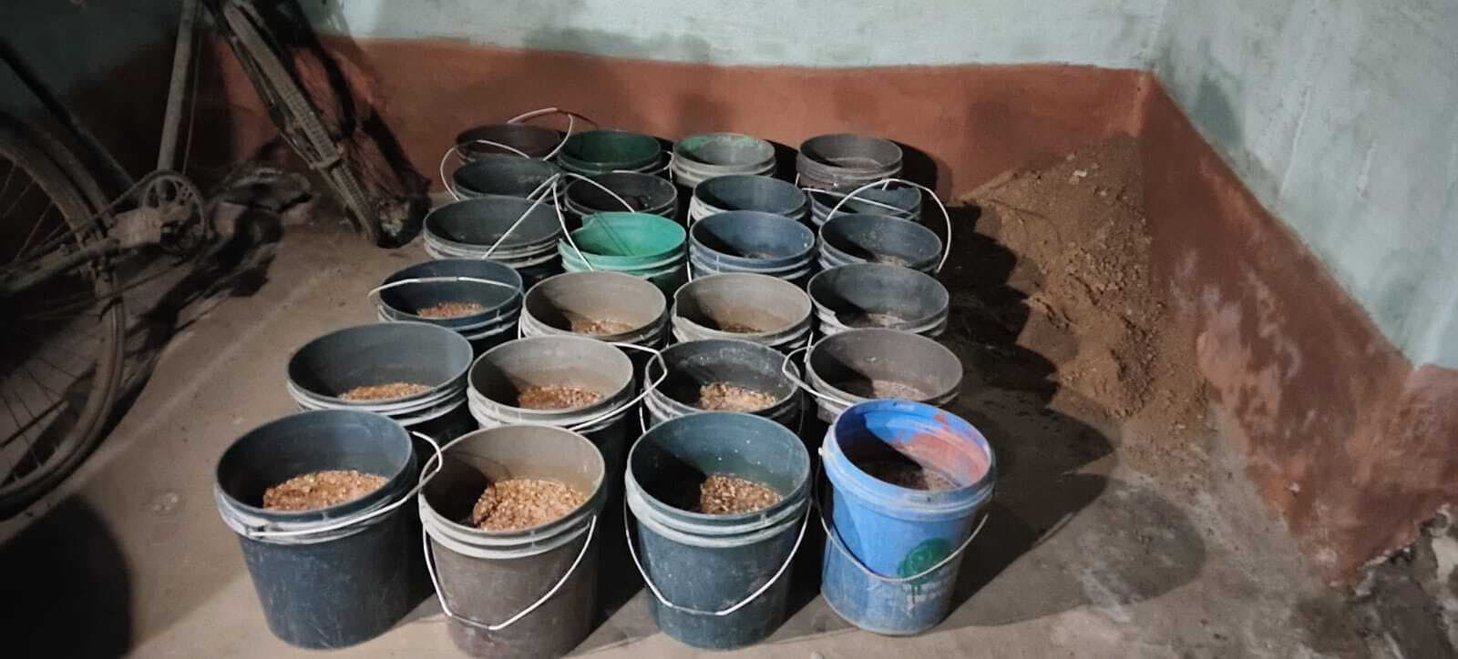 25 लीटर अवैध देसी शराब, 240 किलो जावा महुआ जब्त