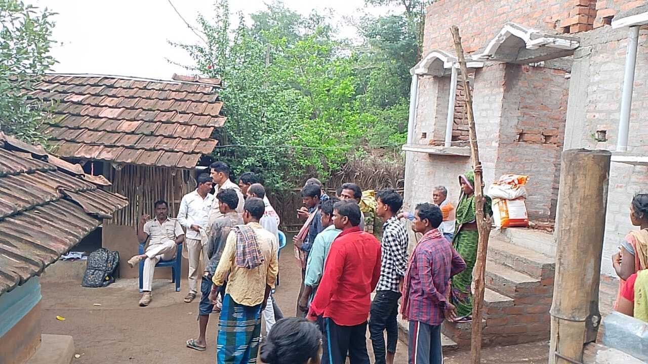 पेड़ से लटका मिला युवक का शव, जांच में जुटी पुलिस