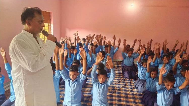 मध्य विद्यालय मननपुर में तीन दिवसीय बाल चेतना शिविर शुरू