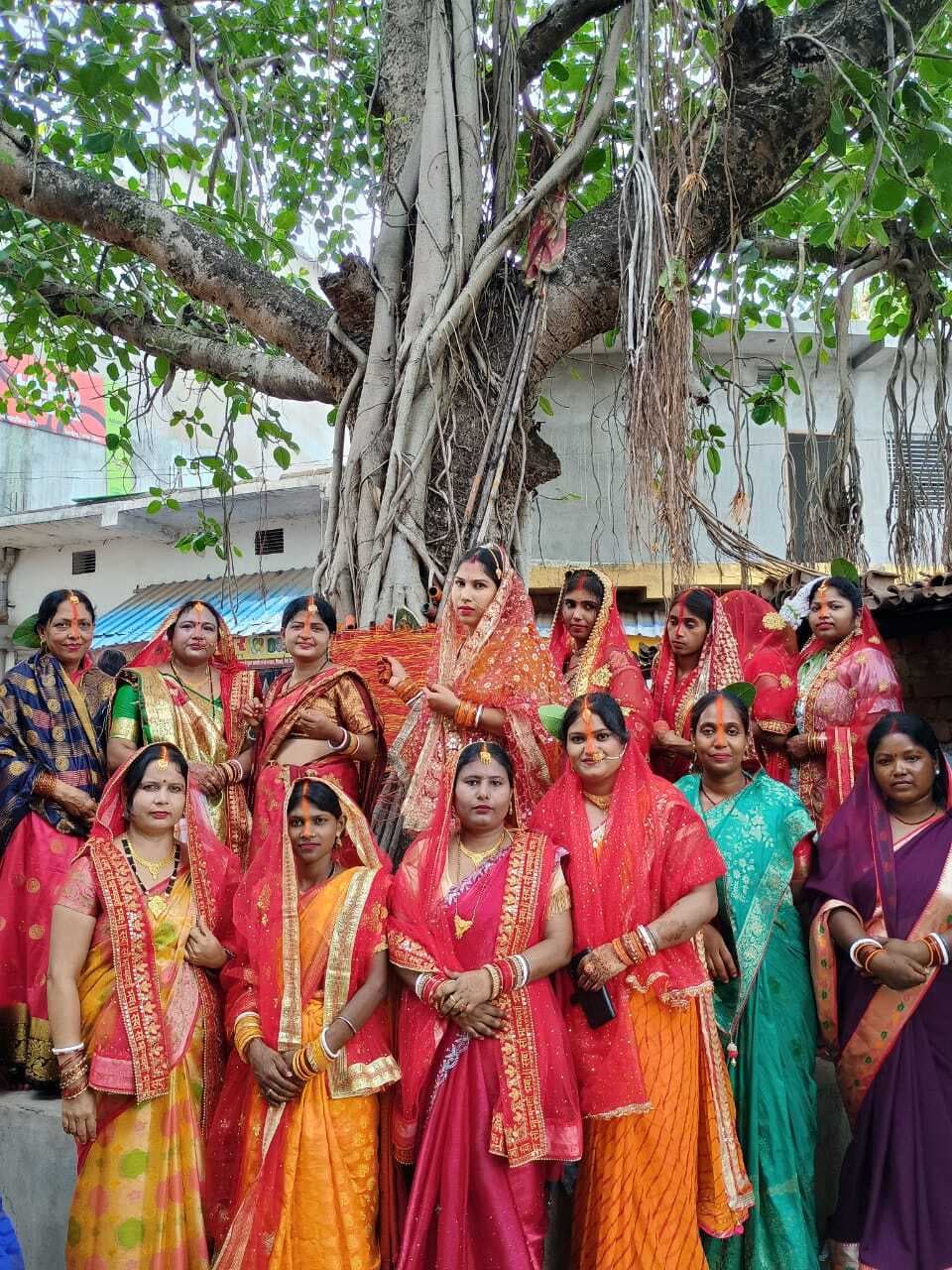 सुहागिनों ने वट वृक्ष की पूजा कर मांगी पति की लंबी आयु