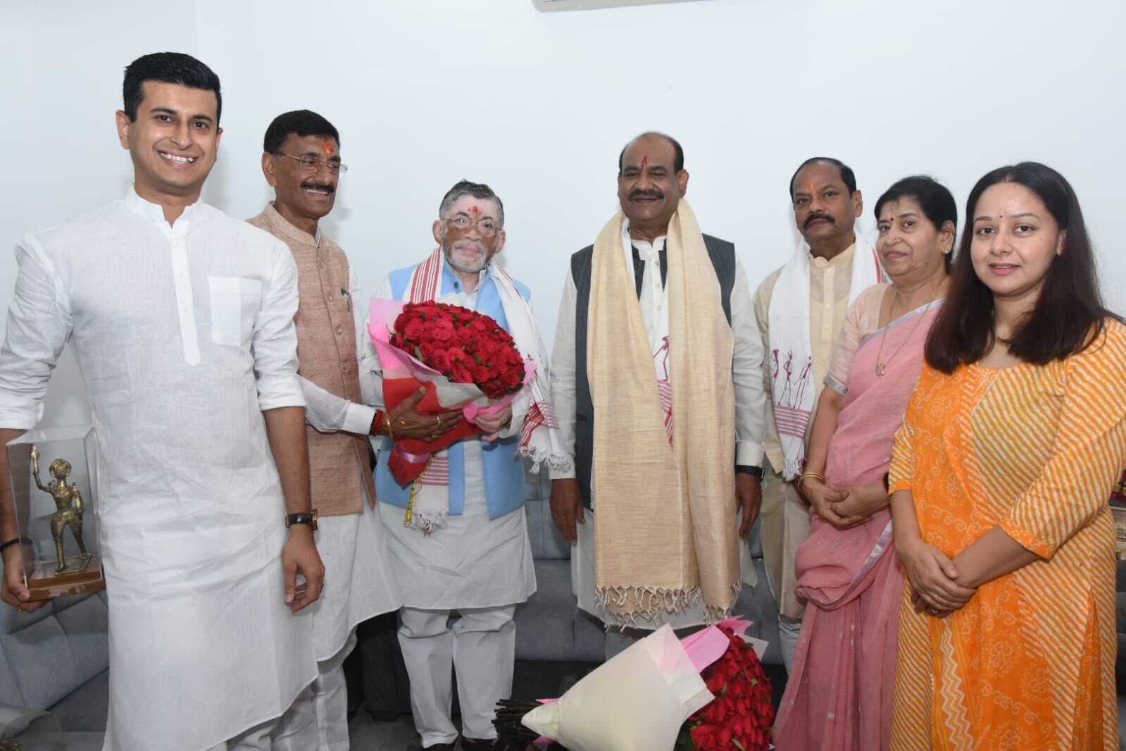 Political News : संजय सेठ के आवास पहुंचे ओम बिरला, संतोष गंगवार व रघुवर दास