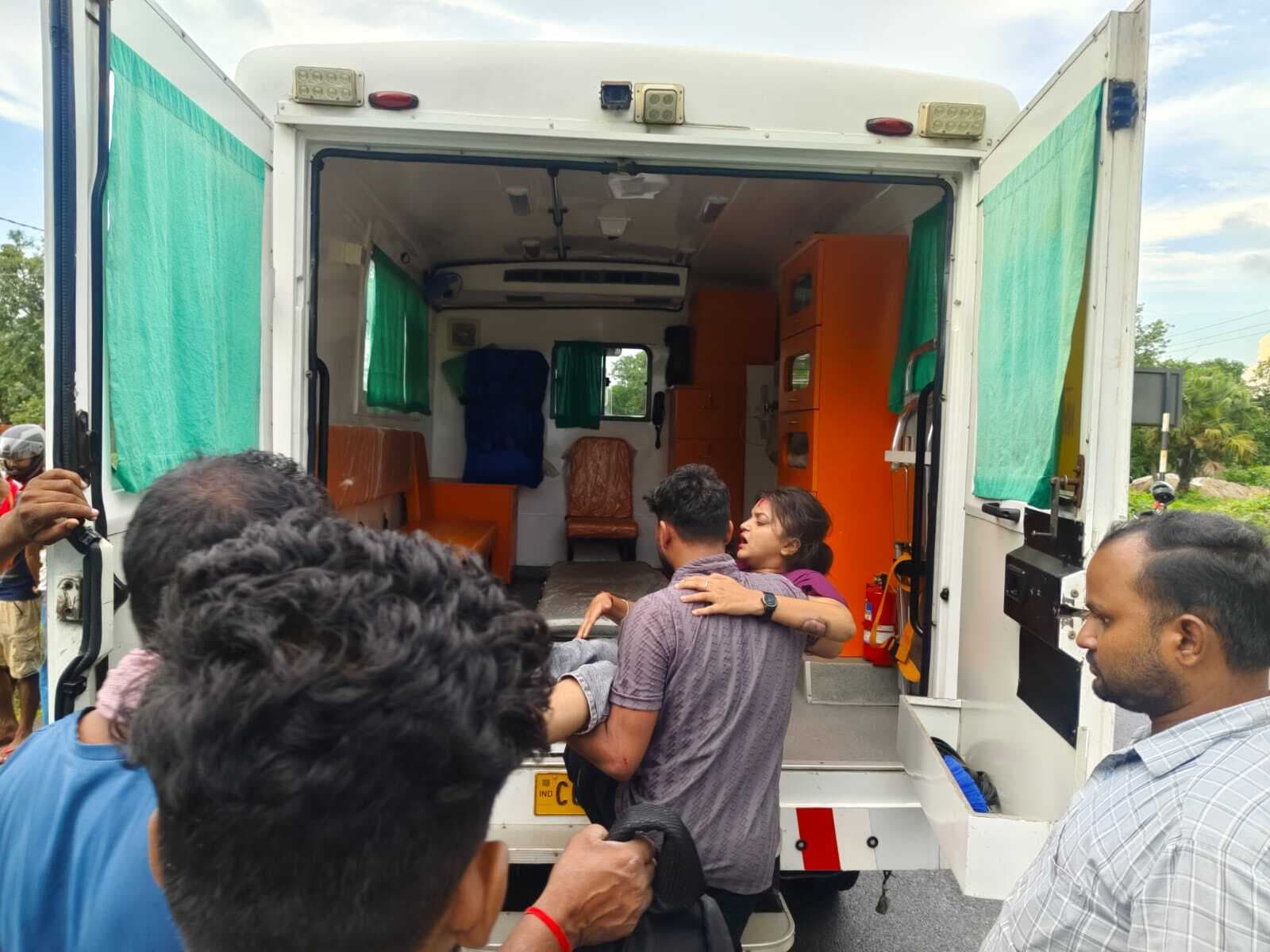 बाइक से गिर कर भाई-बहन गंभीर रूप से घायल