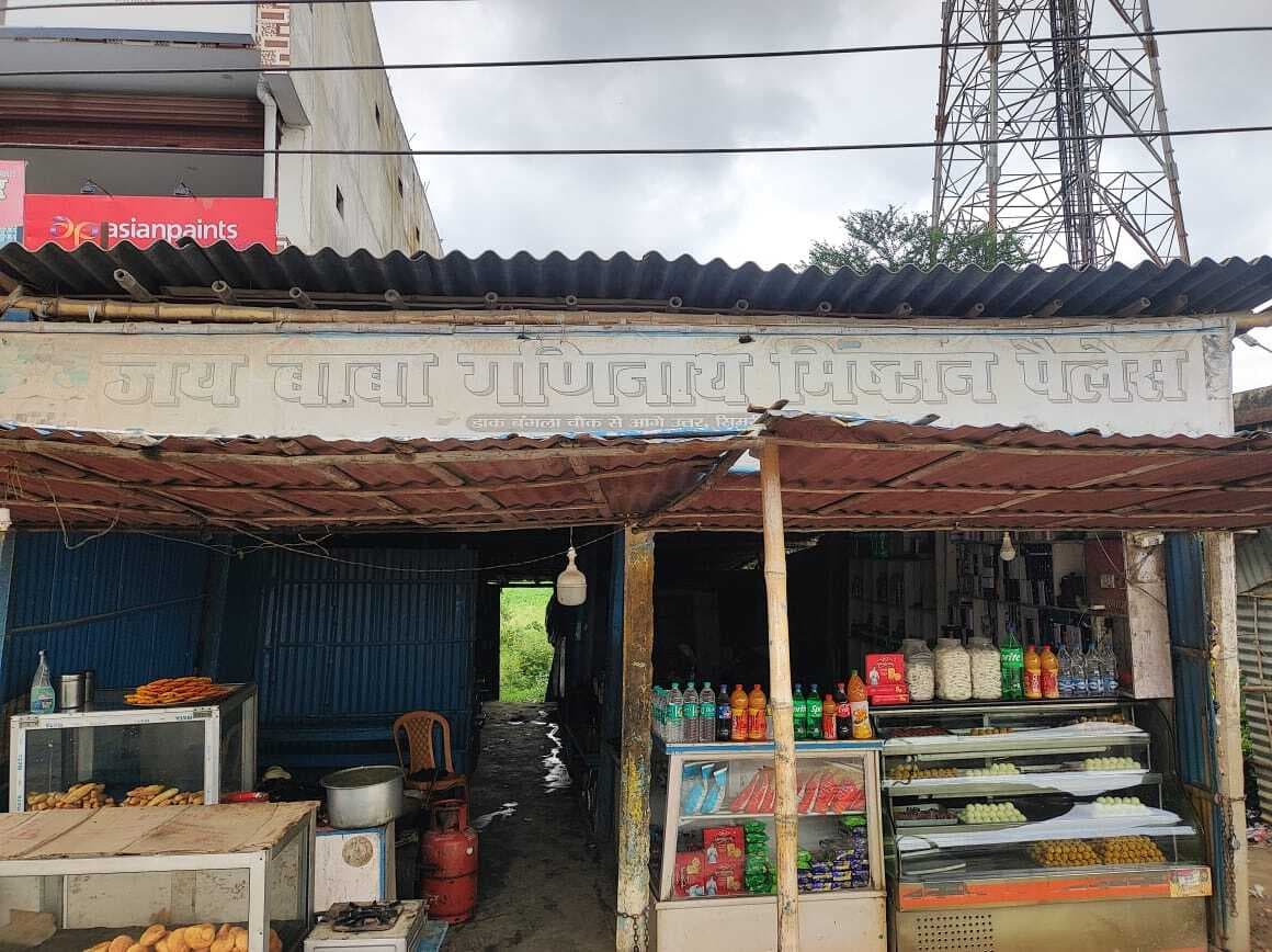 मिष्ठान दुकान में चोरी, सीसीटीवी में कैद हुए चोर