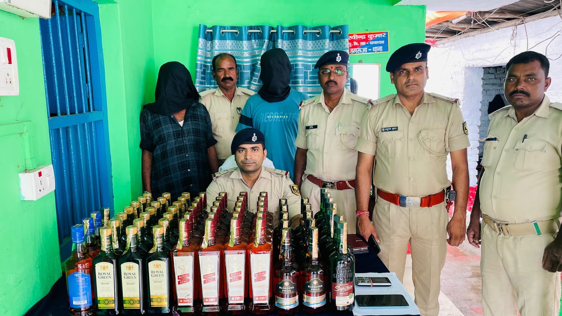 कार से 61.920 लीटर विदेशी शराब के साथ दो तस्कर गिरफ्तार, चार फरार