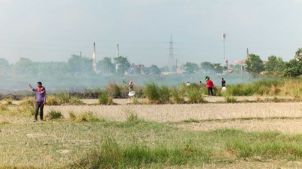 वृंदावन गांव में रेल ट्रैक किनारे लगी आग, 15 मिनट देरी से रवाना हुई ट्रेन