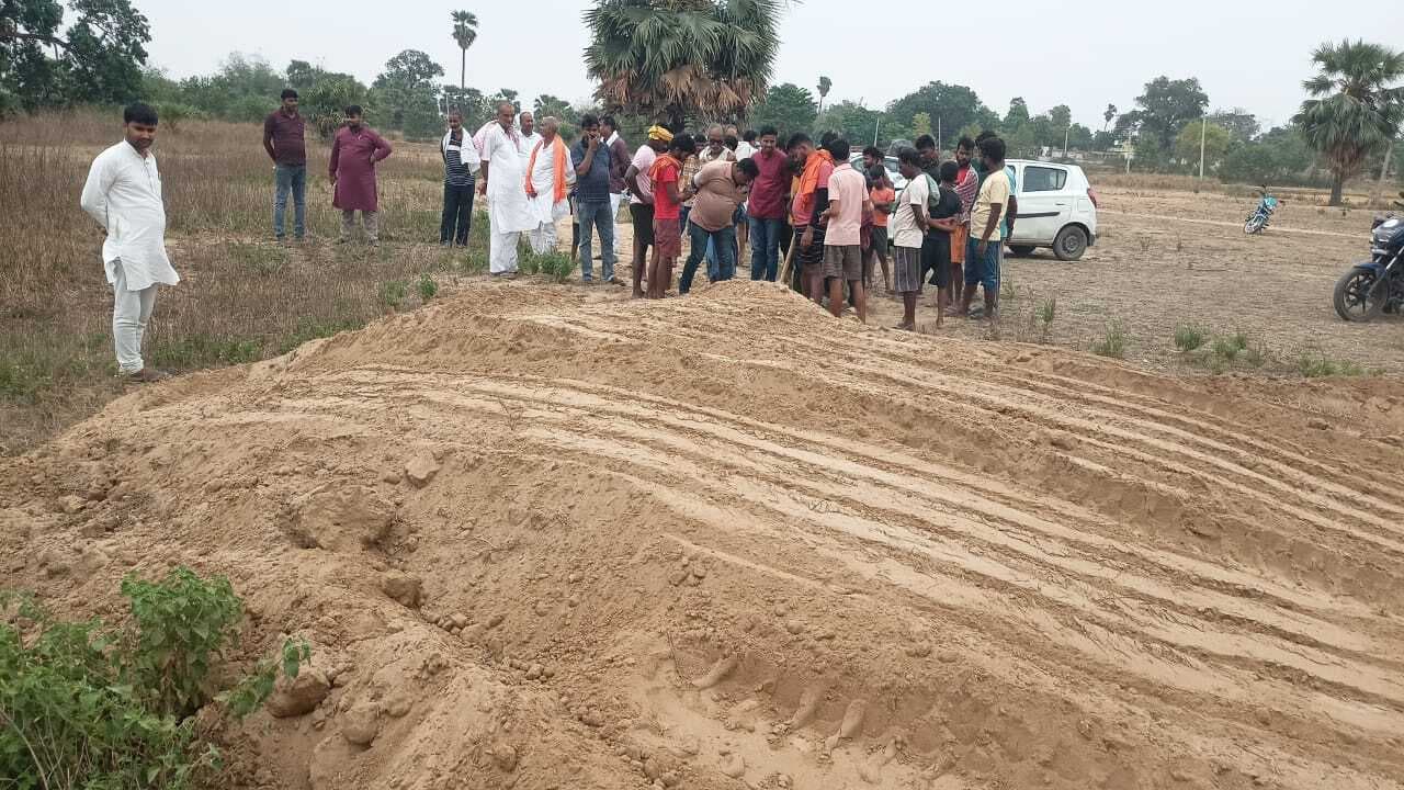 रात के अंधेरे में जमीन में दफन हो गया राज, सुबह गौरक्षक बना लूट का आरोपित