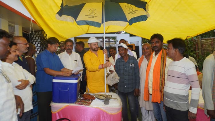 मछली विक्रेताओं को मिला स्वरोजगार का साधन: मंत्री