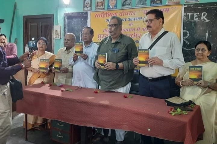 साहित्यकारों ने किया प्रो गिरीश की पुस्तक ‘यादों के फूल’ का लोकार्पण