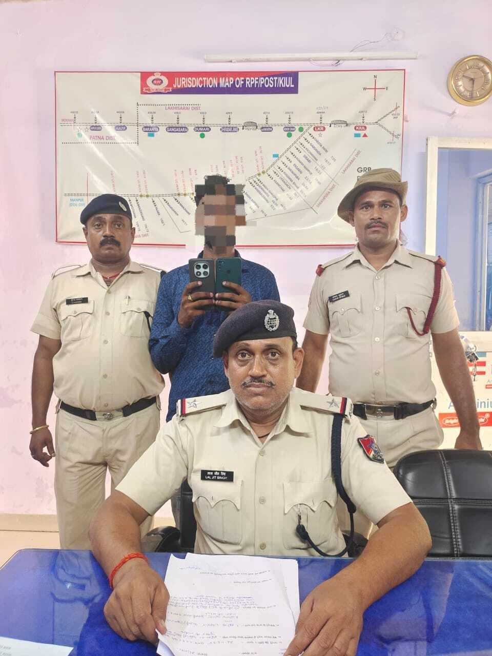 चोरी के दो मोबाइल के साथ चोर गिरफ्तार