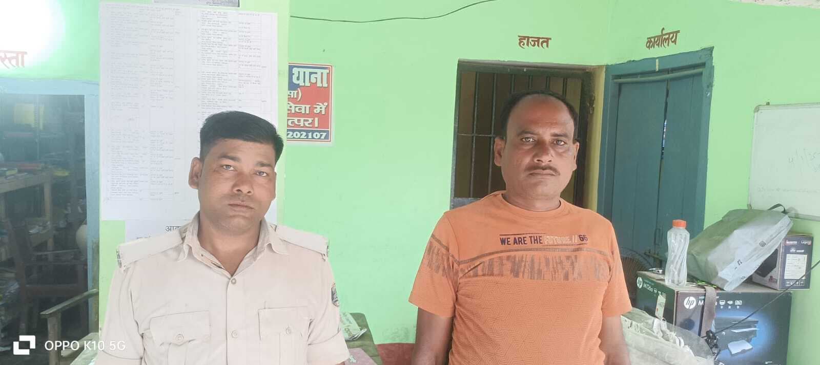 विदेशी व देसी शराब के साथ तस्कर गिरफ्तार