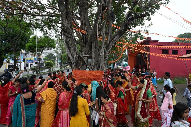 ranchi news : वट सावित्री व्रत : नवविवाहिताओं में दिखा विशेष उत्साह, परंपरा और श्रद्धा का अद्भुत संगम