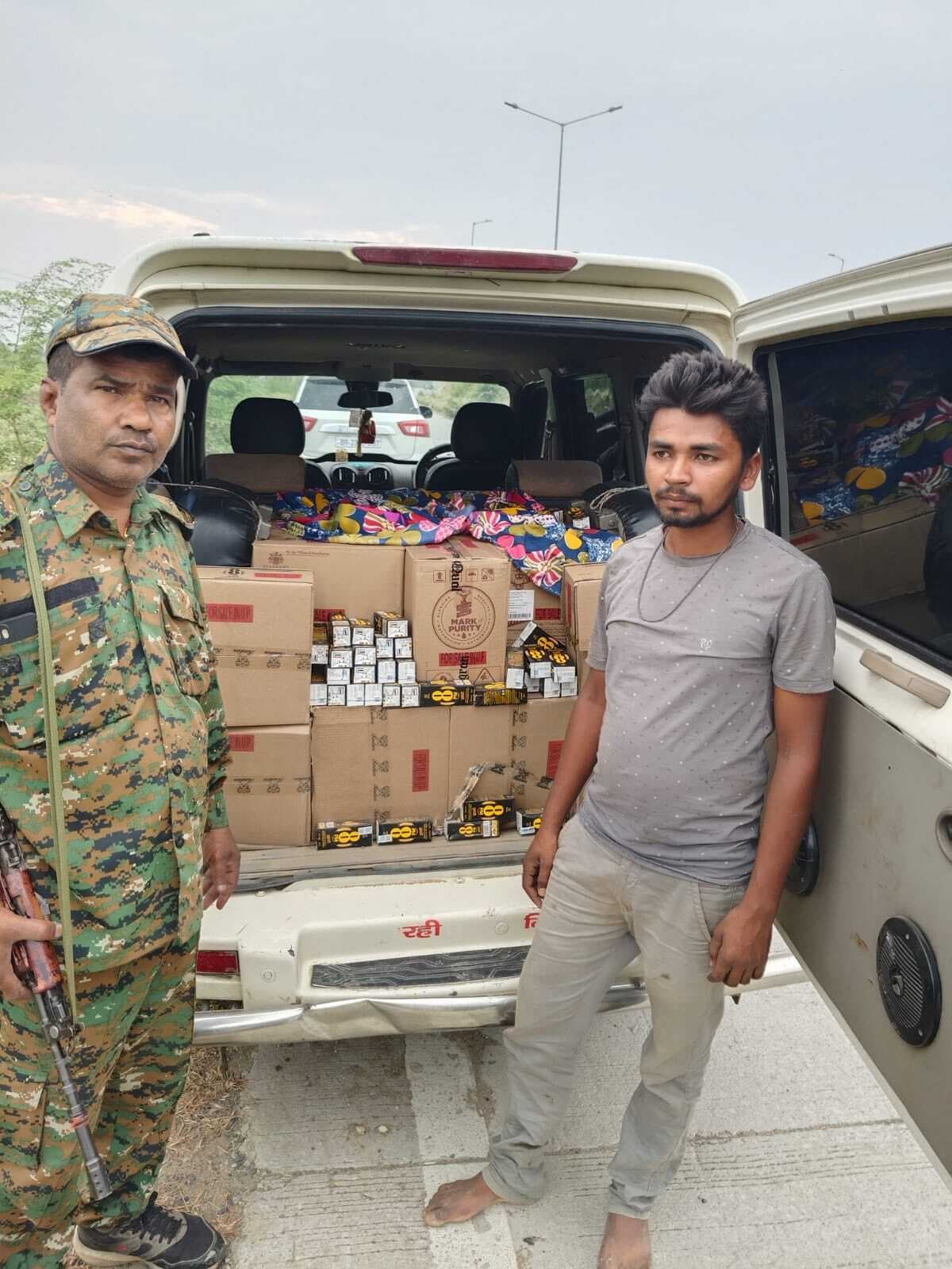 स्काॅर्पियो से छह लाख रुपये की विदेशी शराब बरामद, तस्कर गिरफ्तार