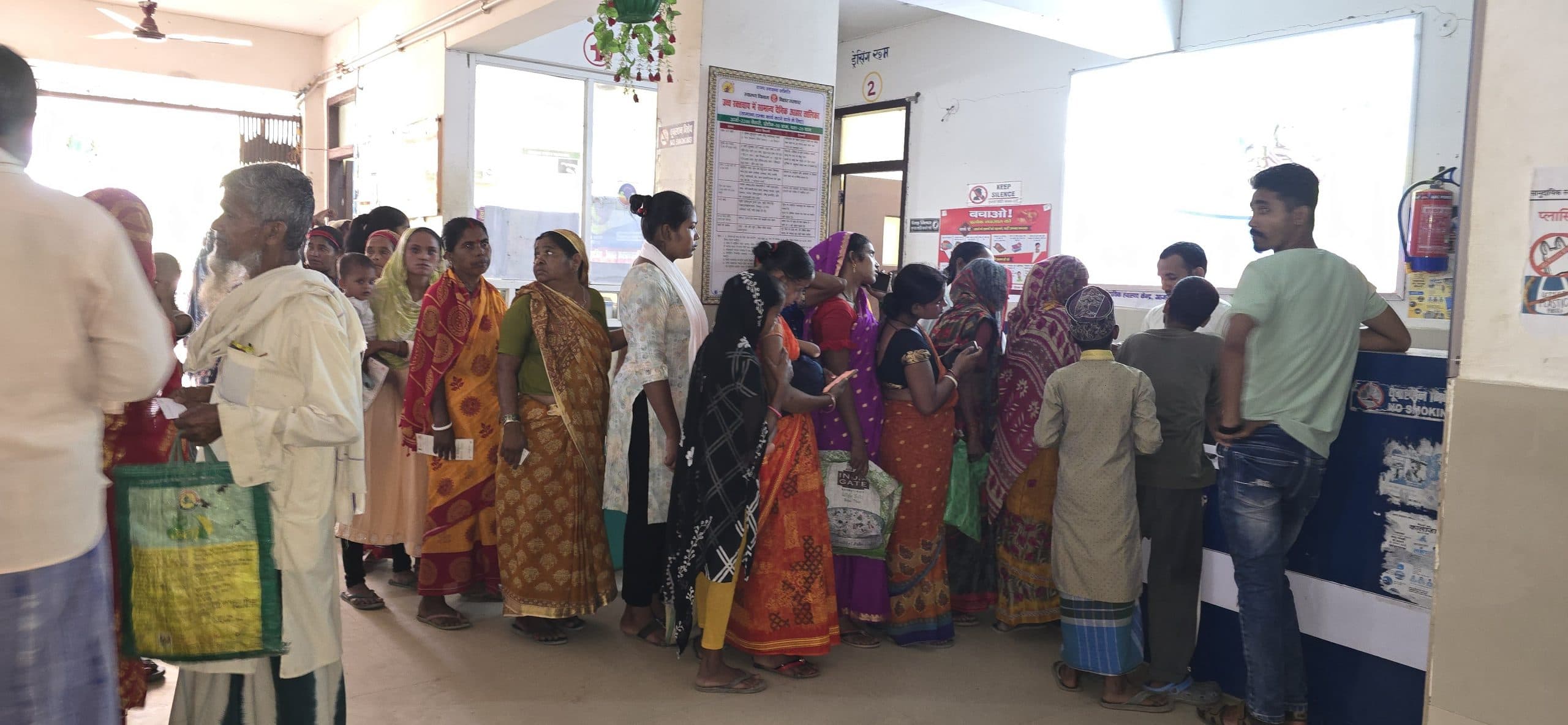 मौसम के बदलाव से अस्पताल में मरीजों की बढ़ी भीड़