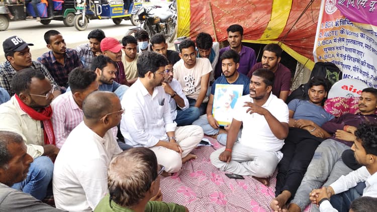 आमरण अनशन कर रहे छात्रों से मिलने पहुंचे कांग्रेस के राष्ट्रीय प्रवक्ता