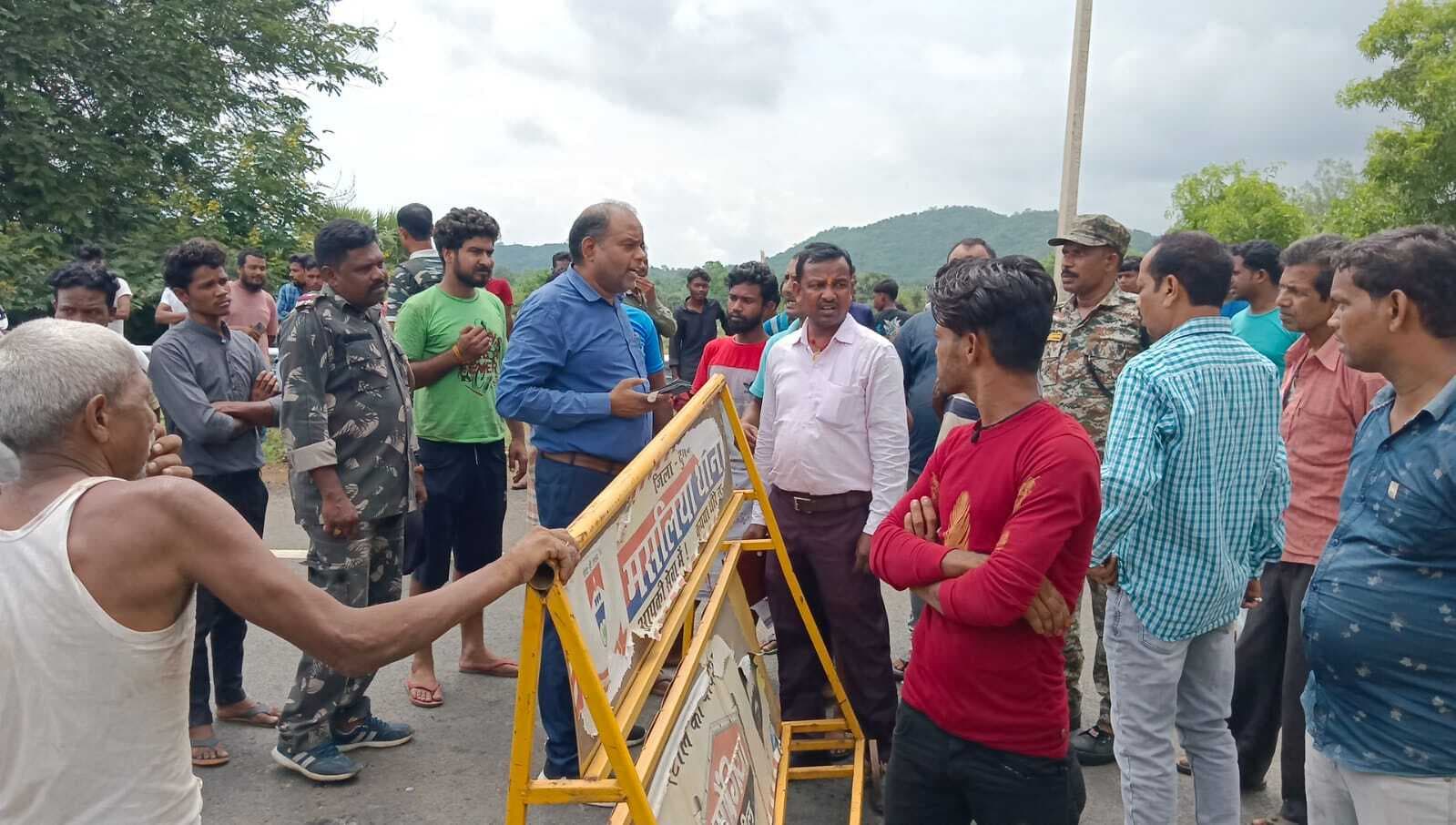 कंटेनर के धक्के से बाइक सवार दो युवक घायल, रिम्स रेफर