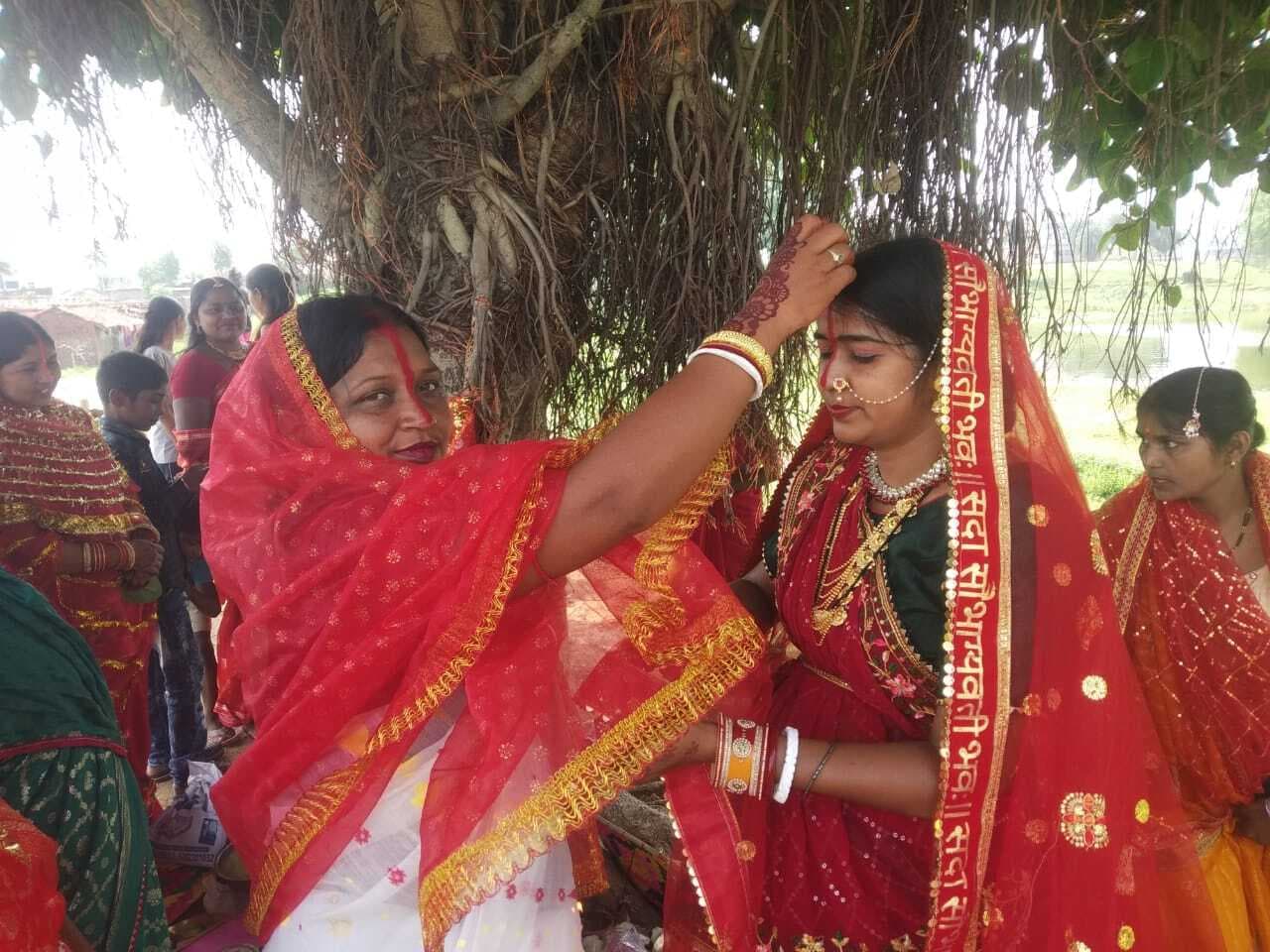 Deoghar news : सुहागिन महिलाओं ने वट वृक्ष के चारों ओर परिक्रमा कर मंगलकामना की.