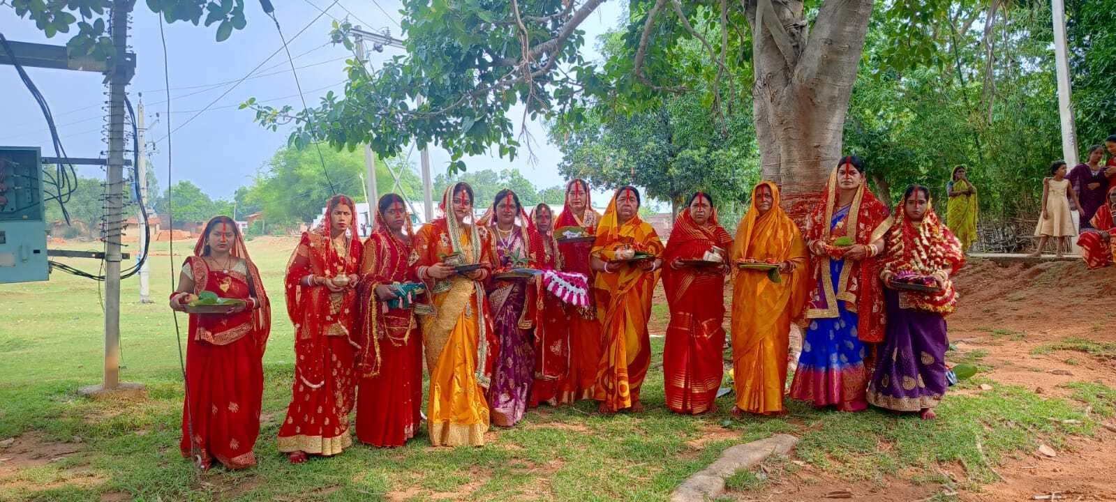 सुहागिनों ने वट वृक्ष की पूजा कर की पति के दीर्घायु की कामना