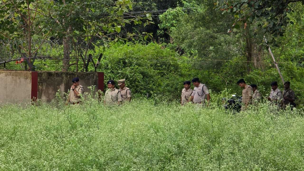 जवान सुरजीत यादव की मौत की तहकीकात करने पहुंचे डीआइजी