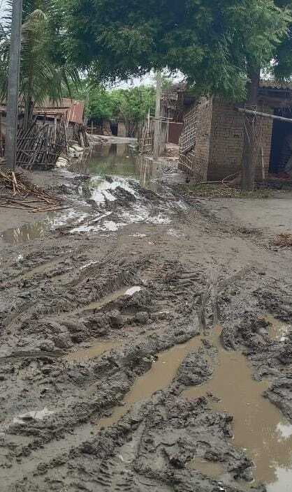 जर्जर व कीचड़मय सड़क पर यातायात को विवश ग्रामीण