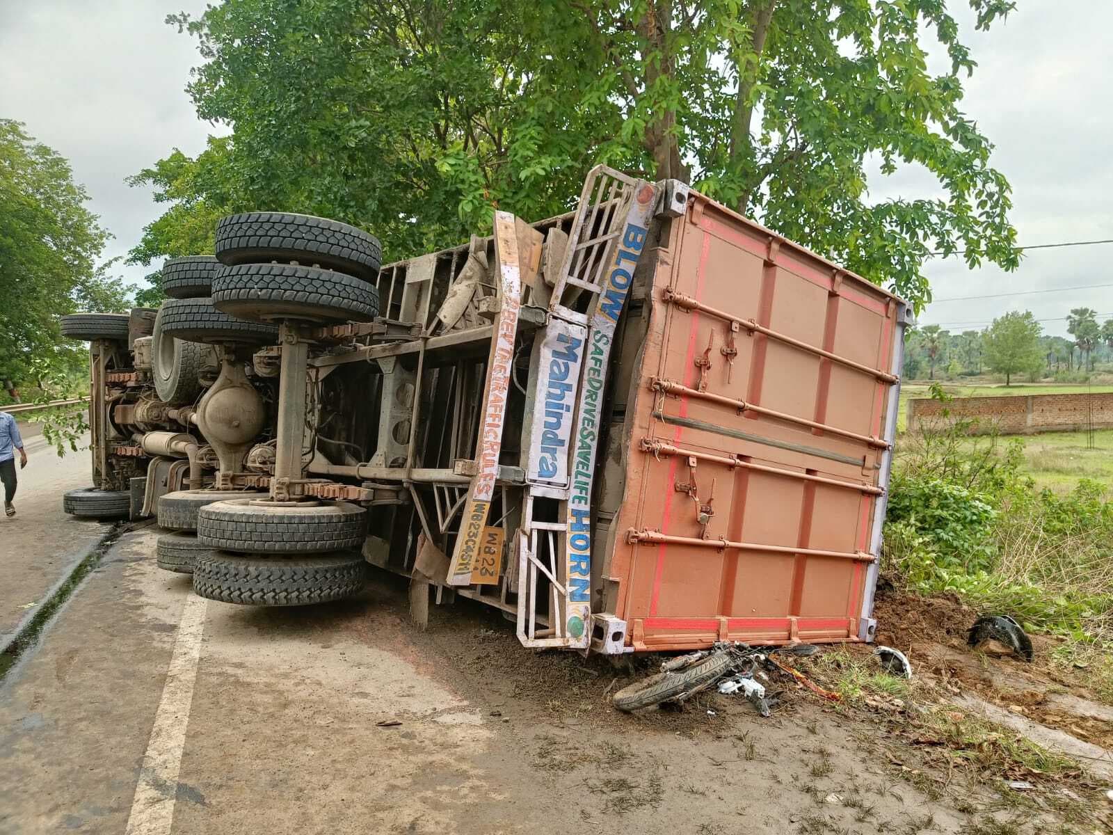 हादसा : कंटेनर अनियंत्रित होकर पलटा, बच गयी बाइक सवार की जान