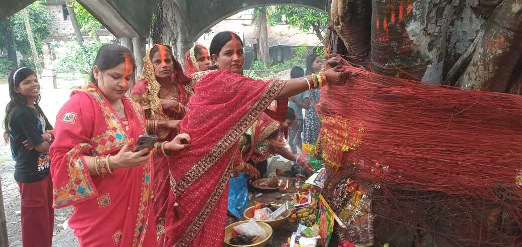 सुहाग की रक्षा के लिए सुहागिनों ने की वट वृक्ष की पूजा