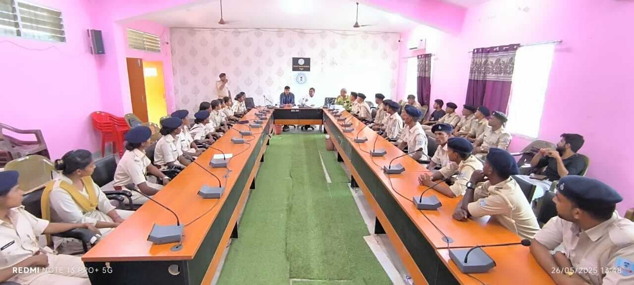 Deoghar news : नवनियुक्त चौकीदारों के साथ बीडीओ व सीओ ने की मंत्रणा