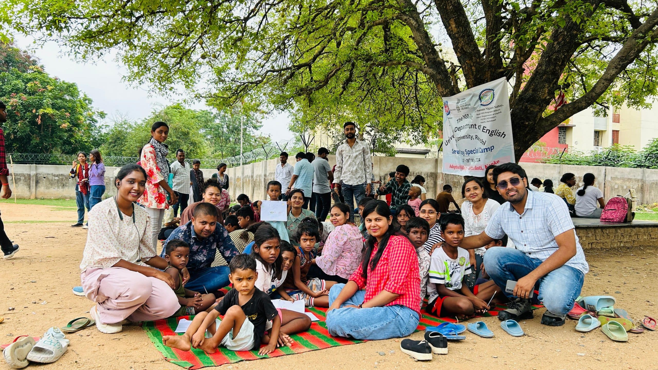 ranchi news : रांची विवि के विद्यार्थियों ने बस्ती के बच्चों के बीच ड्राॅइंग प्रतियोगिता आयोजित की