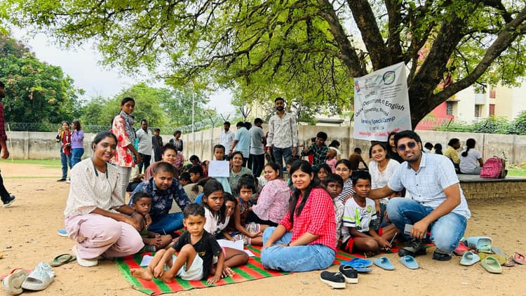 ranchi news : रांची विवि के विद्यार्थियों ने बस्ती के बच्चों के बीच ड्राॅइंग प्रतियोगिता आयोजित की