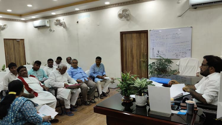 hajipur news. 31 मई से शुरू होगी इवीएम व वीवीपैट की प्रथम स्तरीय जांच : डीएम