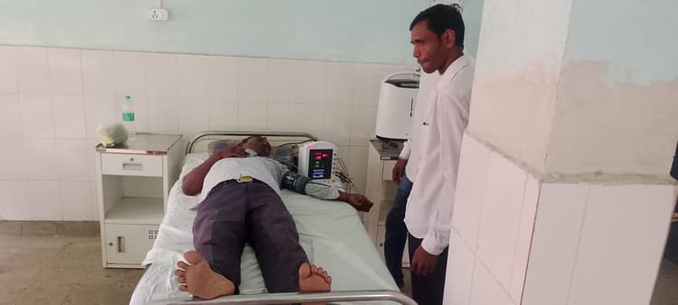 कार के धक्के से बाइक सवार सड़क पर गिरकर घायल