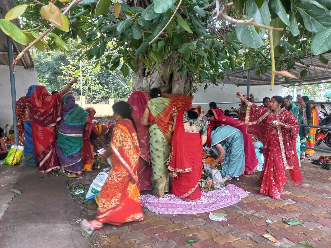 सुहागिनों ने की पति के दीर्घायु होने की कामना