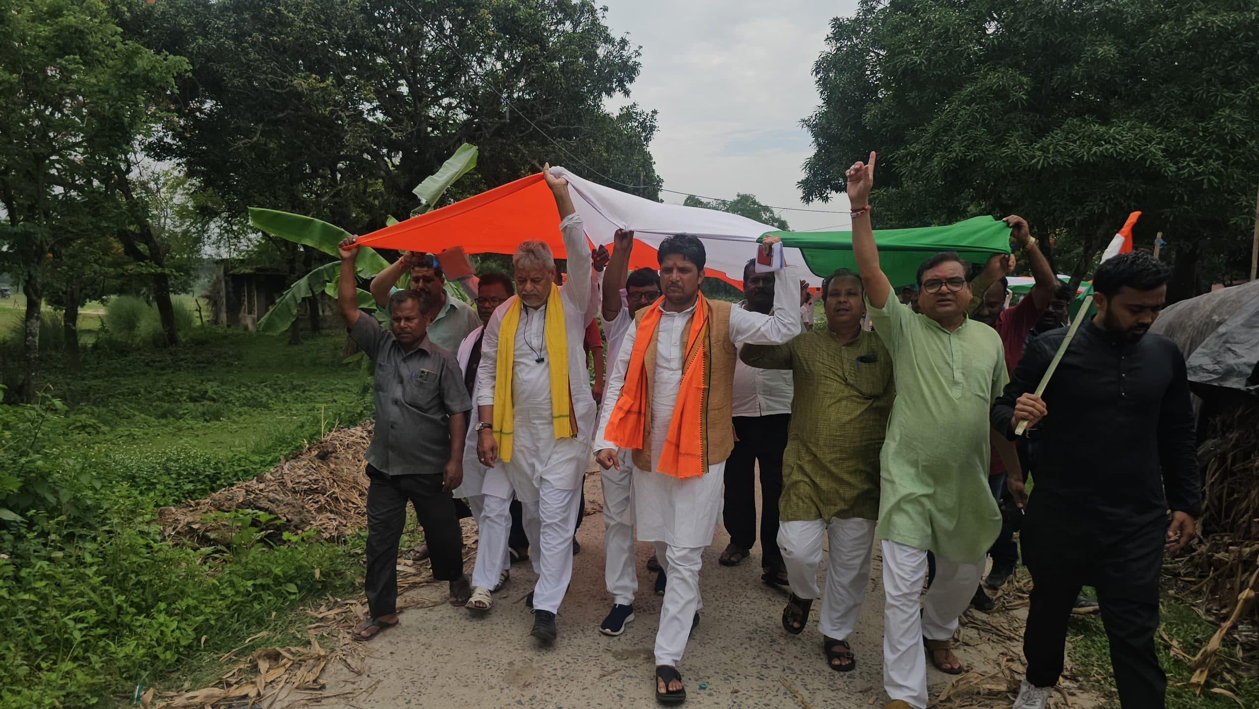 भाजपा कार्यकर्ताओं ने निकाली तिरंगा यात्रा