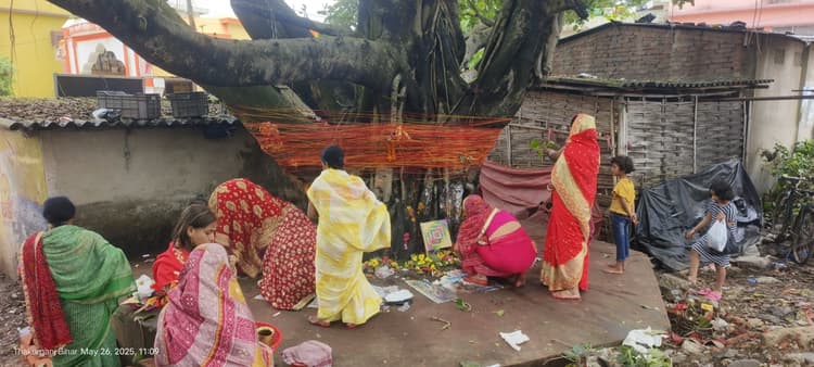 पति के दीर्घ आयु की कामना के साथ महिलाओं ने वट वृक्ष की पूजा