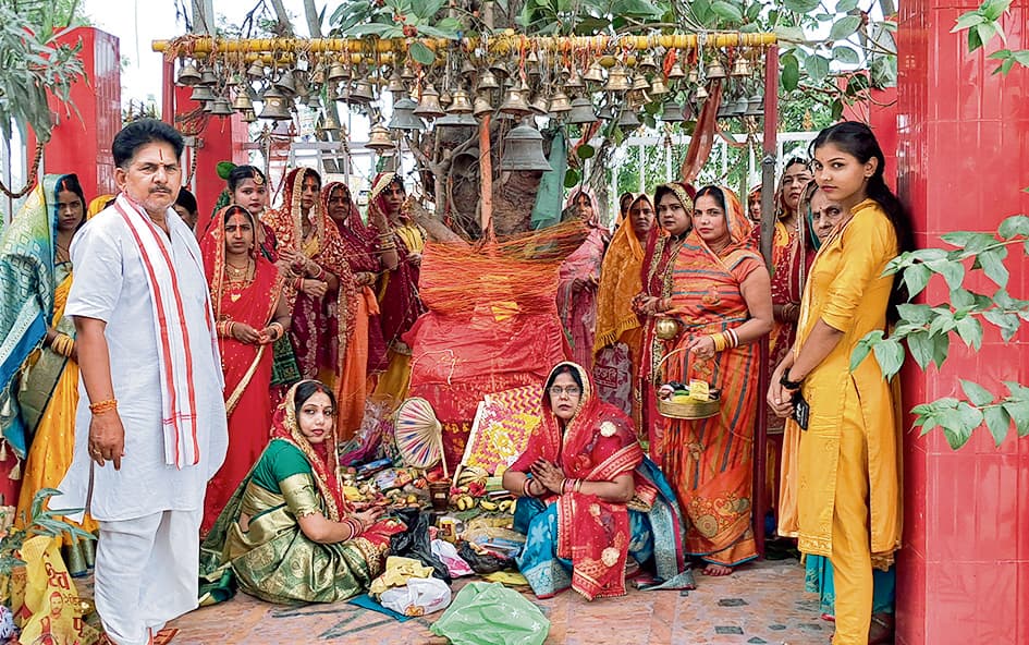 Saran News : सुहागिनों ने निर्जला उपवास रख मनाया वट सावित्री व्रत