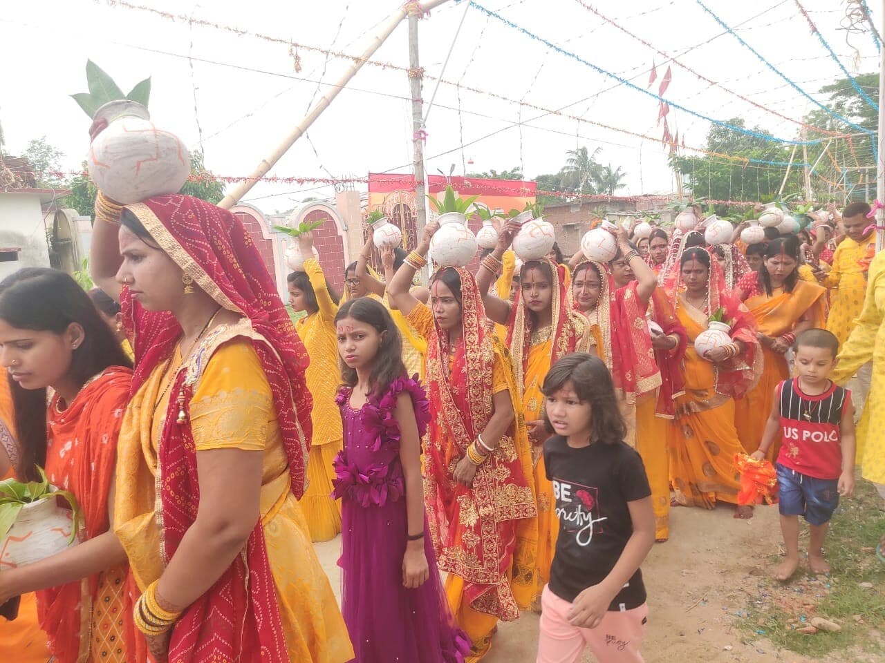 लक्ष्मी नारायण व राधा कृष्ण की प्राण -प्रतिष्ठा को लेकर निकाली गयी भव्य कलश शोभा यात्रा