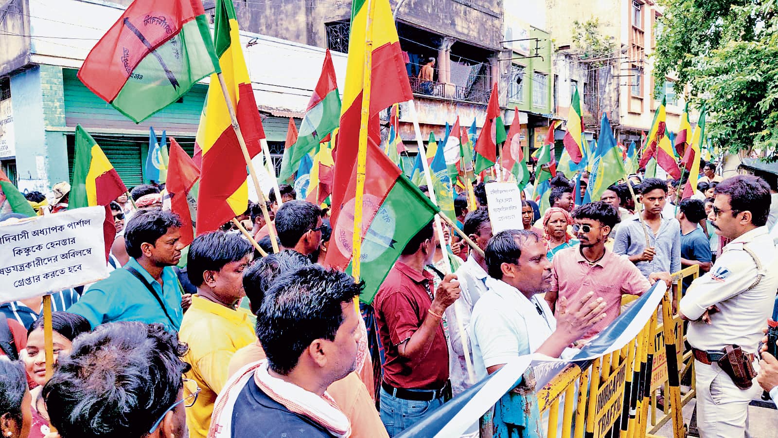 फिजिक्स के प्रोफेसर से अभद्रता के खिलाफ सड़क पर आदिवासी संगठन