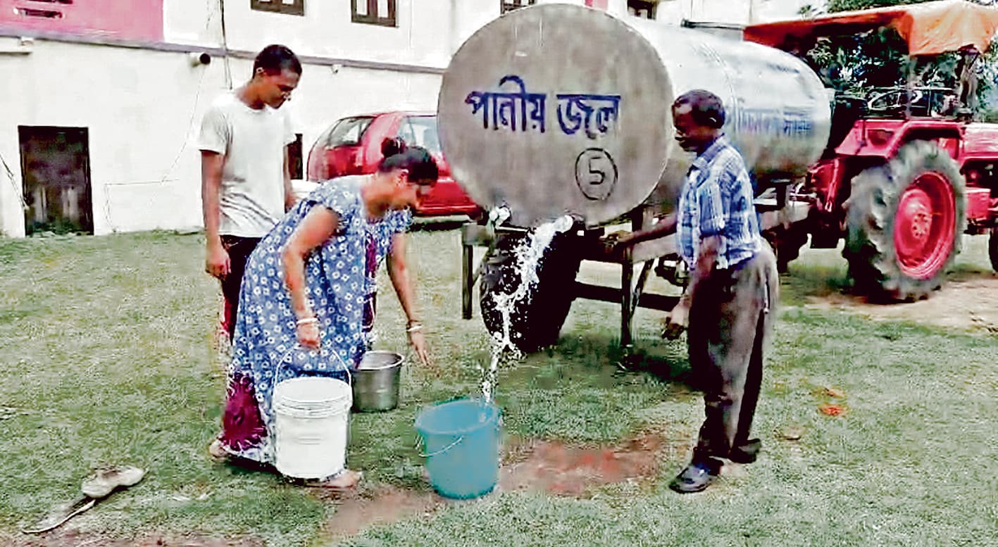दुर्गापुर में वार्ड 28 में चार दिनों से जलापूर्ति ठप, पाइप दुरुस्त करने में लगा है निगम