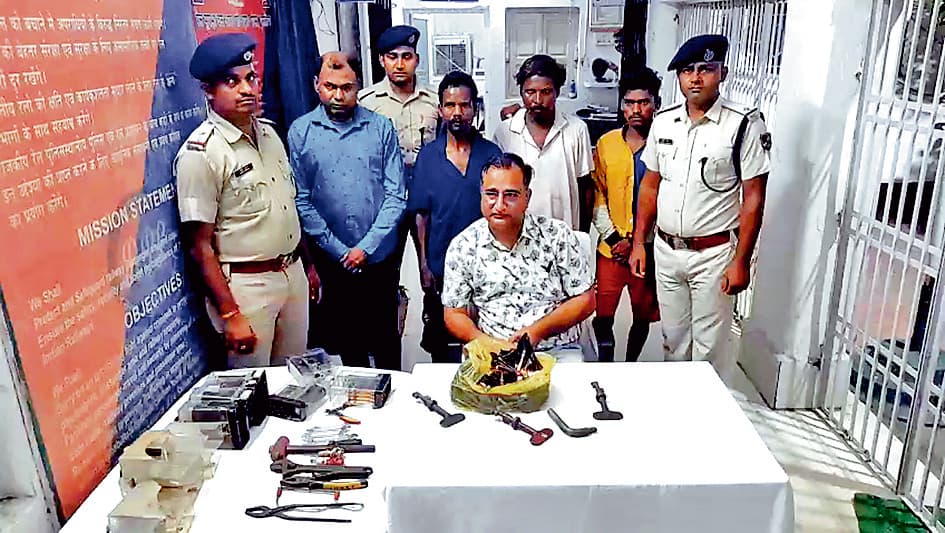 पुरुलिया : रेलवे के औजार चुराने के आरोप में चार लोग हुए गिरफ्तार