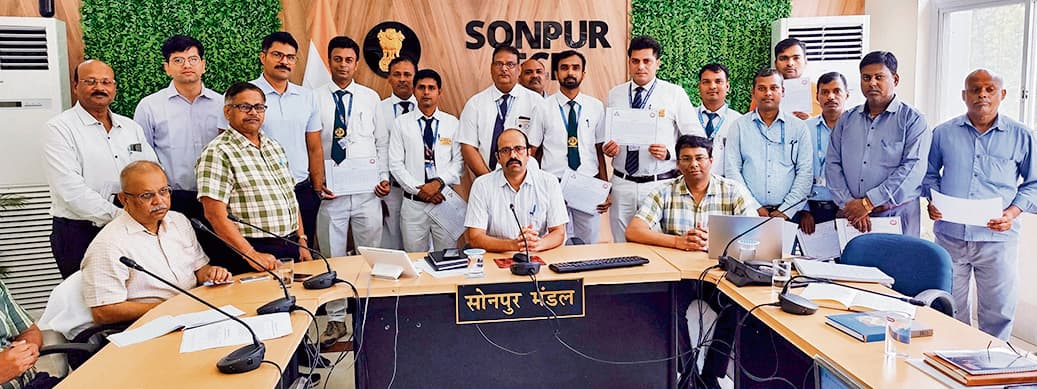 Saran News : संरक्षा पुरस्कार से पुरस्कृत किये गये उत्कृष्ट कार्य करनेवाले 17 रेलकर्मी