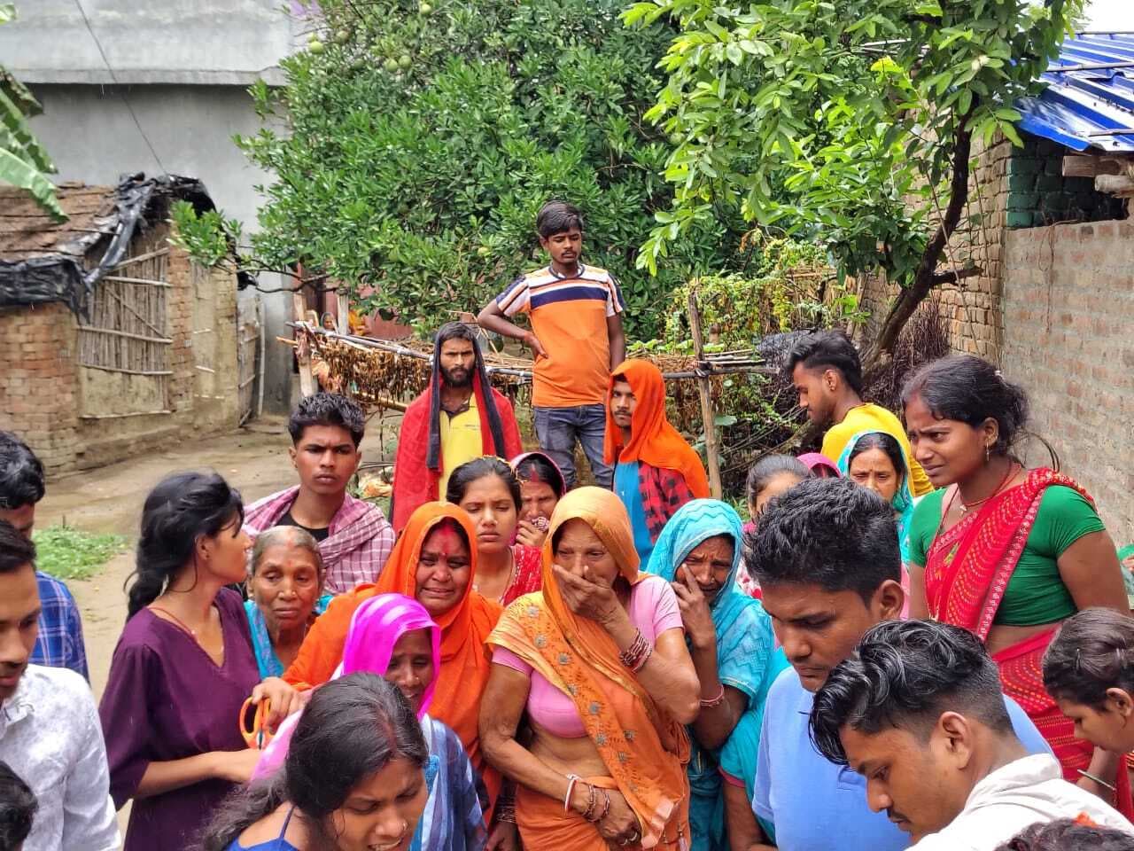 शव गांव पहुंचते ही परिवार में मचा कोहराम