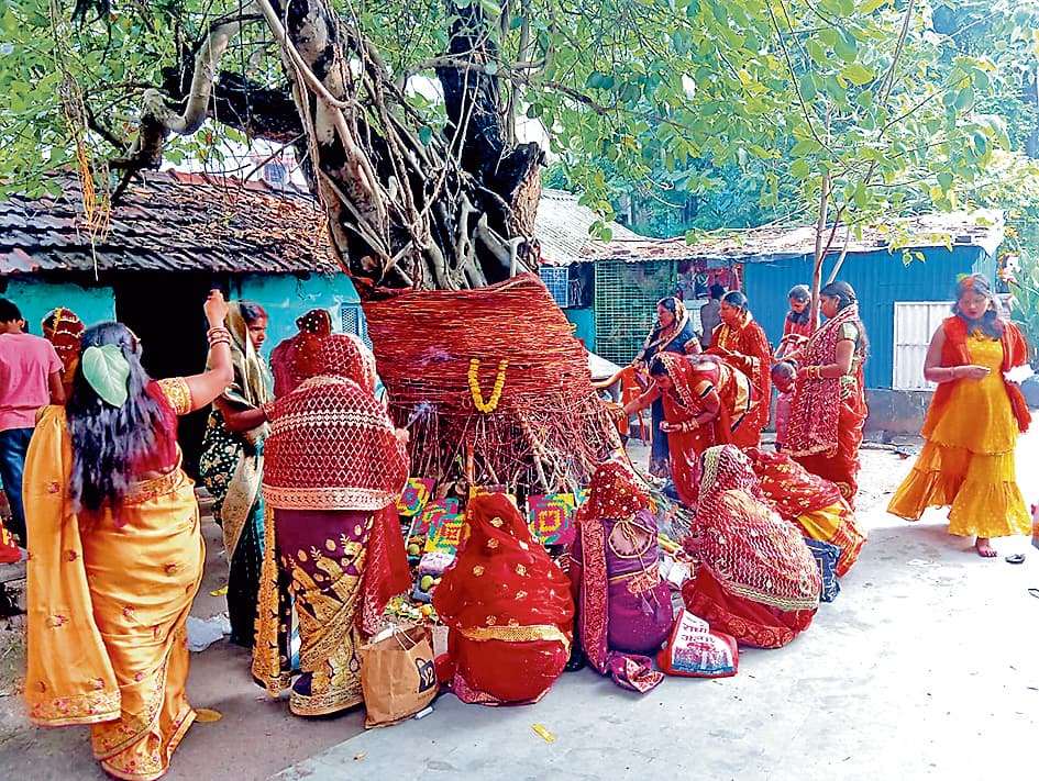 अखंड सौभाग्य की कामना से रखा वट-सावित्री व्रत