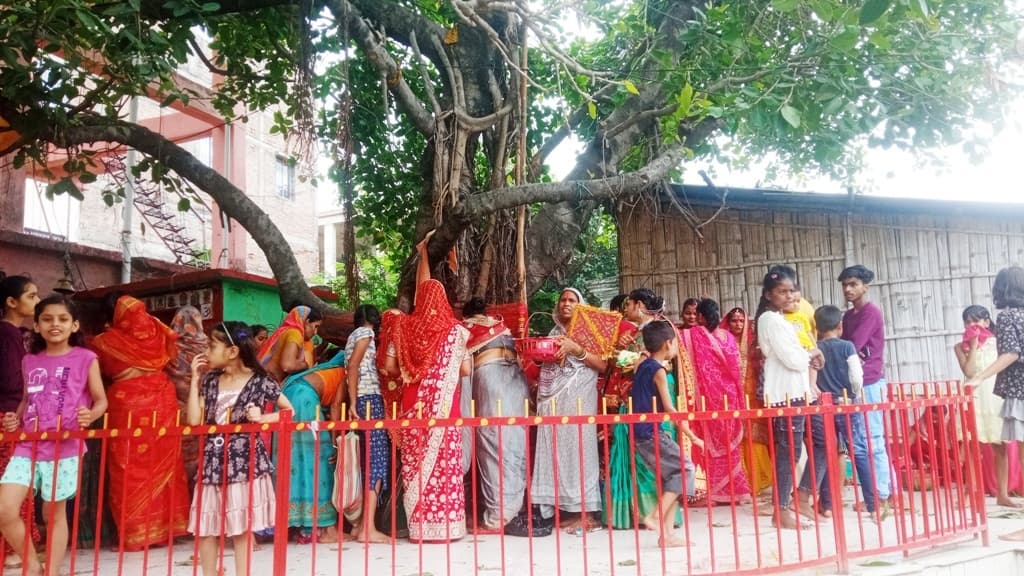 पति की लंबी आयु के लिए सुहागिनों ने की वट सावित्री की पूजा